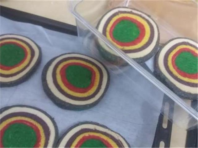 עוגיות לקאסטה , סנדוויץ' גלידה צבעוני ומדליק