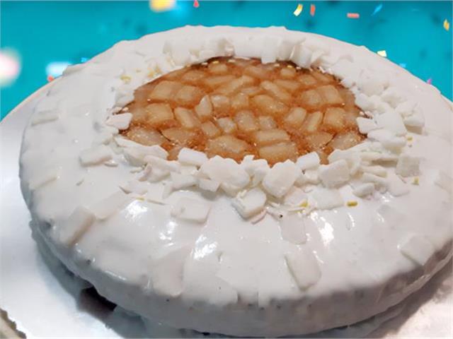 עוגת שבבי קוקוס עם שקדים ותפוחים