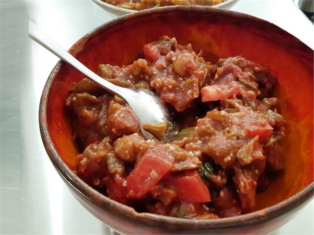 במיה ברוטב עגבנית, הגרסה הפיקנטית