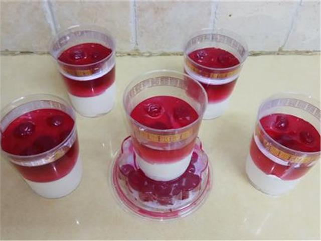 מוס עם דובדבן וג'לי פטל מוס עם דובדבן וג'לי פטל