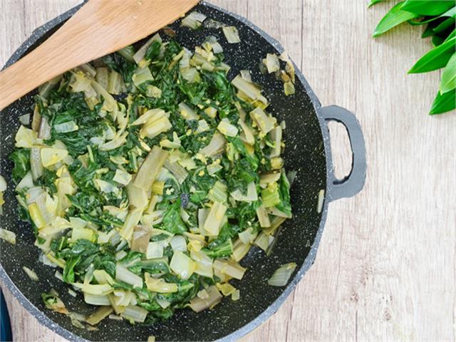 תבשיל עלי מנגולד וסלרי ובצל