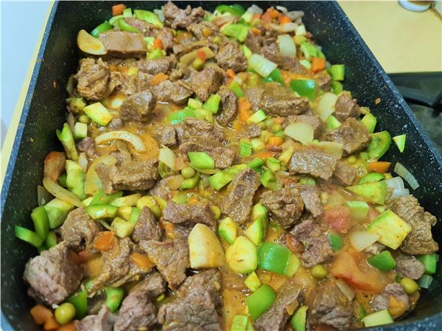 תבשיל בקר עם ירקות, תבשיל קדרה מהמטבח הקנייתי תבשיל בקר עם ירקות, תבשיל קדרה מהמטבח הקנייתי