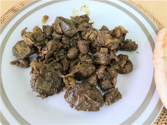 מעורב ירושלמי ביתי בפיתה עם הרבה חומוס