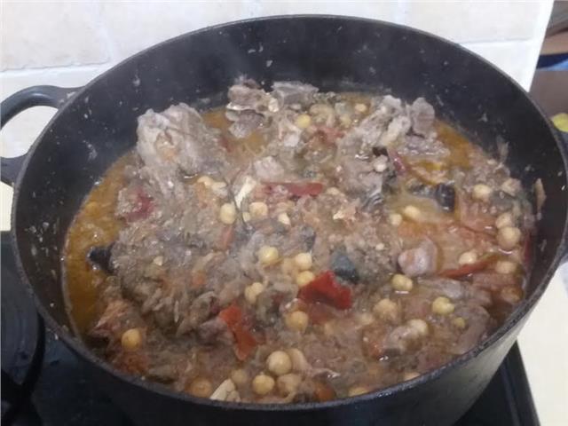 קדרת בשר טלה עם חומוס, צי'לי וגי'נג'ר